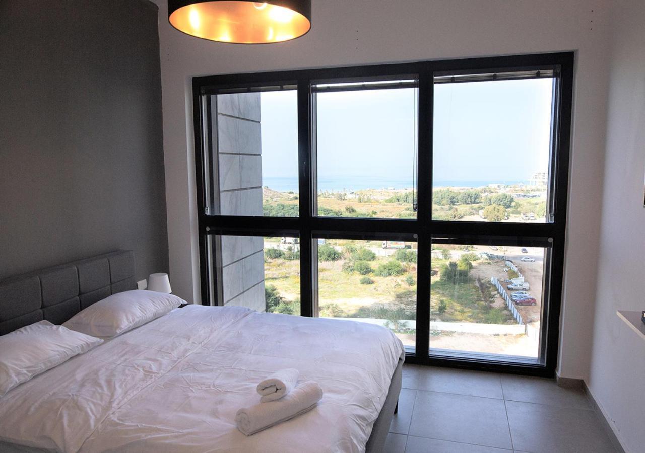 Oַ&O Group- Cool & Urban Apt Luxury Tower Sea View Бат-Ям Экстерьер фото