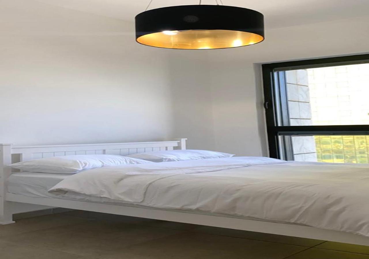 Oַ&O Group- Cool & Urban Apt Luxury Tower Sea View Бат-Ям Экстерьер фото